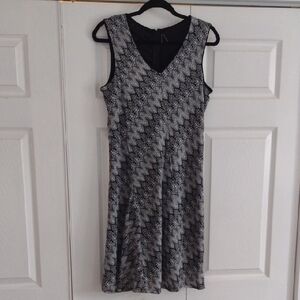 Lapis Black & White Sleeveless V-Neck Midi Dress